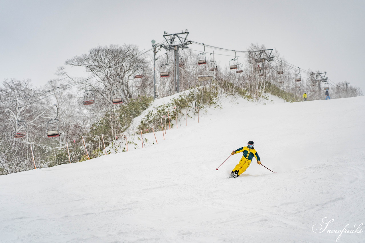 2021年元旦。新しい年の始まりは、道南一の雪質を誇る『今金町ピリカスキー場』から。地元・今金町出身の同級生スキーヤーの皆さんとフォトセッション!(^^)!